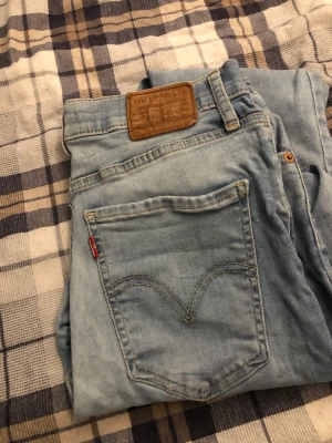 Levi’s Jeans  - Ett par Levi’s jeans som bara används ett fåttal gånger 