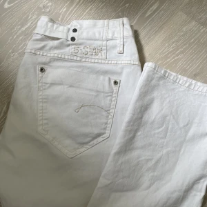 G-star raw jeans - Supersnygga lågmidjade jeans från G-star raw. 💞 Säljer pga att dem inte kommer till användning och är lite för små för mig som vanligtvis har M-L. 💓 Skriv gärna för frågor eller fler bilder 💞💞  