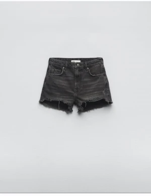 Zara shorts  - Säljer dessa jeansshorts för att dem var för små kostar 359kr ❤️men säljar för 150kr ❤️har andvänts men inga skador på dem OBS kan inte mötas upp 