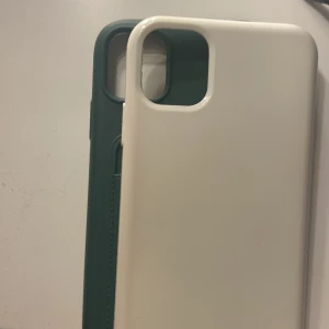 iPhone 11 skal  - iPhone 11 mobil skal i färgen beige/mörk grön. Frakt:gratis📦💕