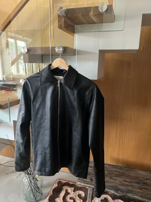 Läder  - Säljer min favorit Séfr truth jacket använd några gånger. Nypris 3500