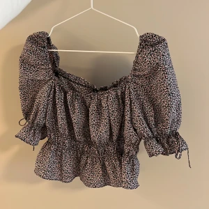 Croptop sommar blommig - Kroppad topp. Småblommor mönster. Blommönster. 