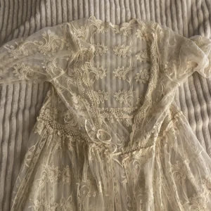 Lång Spets Cardigan Vintage - Vintage Spets Cardigan som är lång ner till knäna 