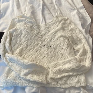 Stickad Gina tricot - Strl xs Gina tricot sjukt bra skick och sjukt fin. Använd Max två gånger och har därför inga defekter eller liknande🫶🏻 hör av er vid ytterligare frågor.