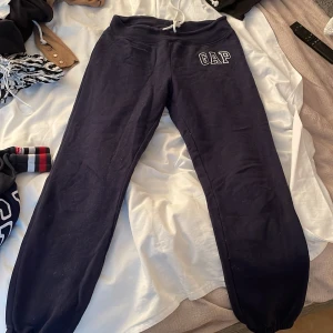 Gap byxa  - Sjukt fint set i mörkblå färg består av Hoodie och sköna mjukisbyxor från GAP. Kommer till bra pris i strl xs. Är i använt skick🫶 hör av er vid fler frågor eller bilder🫶