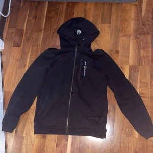 Sail Racing - Säljer min Sail Racing Bowman zip. Skick 9/10, fick den i vintras, andvänd fåtal gånger