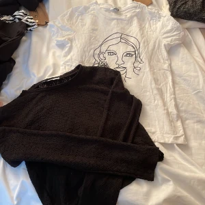 Tröjor  - Sjukt fina tröjor från Zara och Cubus. Stickad och tröja med tryck. Går att köpa enskilt till billigare pris men kommer annars i paket, tveka inte på att ställa fler frågor🫶🏻 Svarta stickade är oanvänd i superskick och den vita  använd men också bra skick