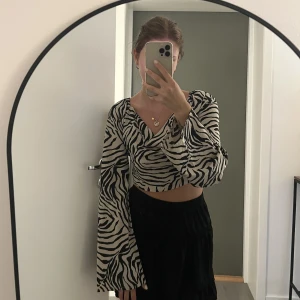 Topp - Zebra randig topp från Shein, stl 40