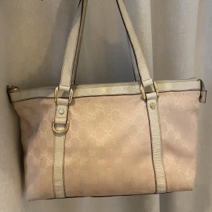 Gucci väska - Säljer denna söta gucci väskan. Självklart äkta, den är dock vintage så har ej kvitto. Skriv privat för fler bilder