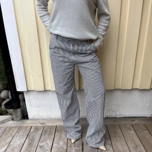 Randiga byxor från mango - Skitsnygga byxor från mango köpta förra året, är i princip helt oanvända  