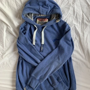 Tokyo Laundry Hoodie  - Tokyo Laundry Hoodie - Ljusblå - Storlek S - 🧢