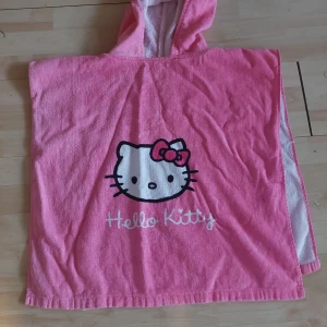 Hello kitty badrock barn  - Lite svårt med storlek på badrocken men framsidan är ca 60 cm backsidan ca 50 cm så kanske passar runt åldern 5 år 