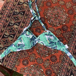 Bikini topp  - Blommig topp till bikini, banden är knutna så att man har det runt nacken. Men annars är det axelband, längd på dem är justerbart 