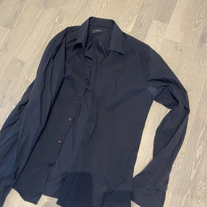 Marinblå skjorta - Skit snygg marinblå skjorta. Oanvänd storlek M från märket riley. 