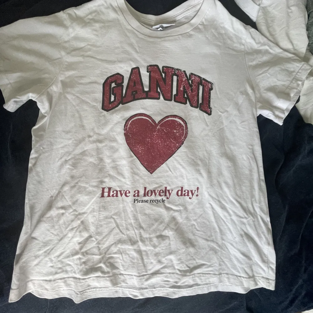 Säljer min superfina röda Ganni t-shirt som tyvärr inte har kommit till så mycket användning de senaste, därav säljer jag den💖💖. T-shirts.