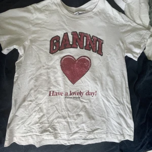 Ganni tröja - Säljer min superfina röda Ganni t-shirt som tyvärr inte har kommit till så mycket användning de senaste, därav säljer jag den💖💖