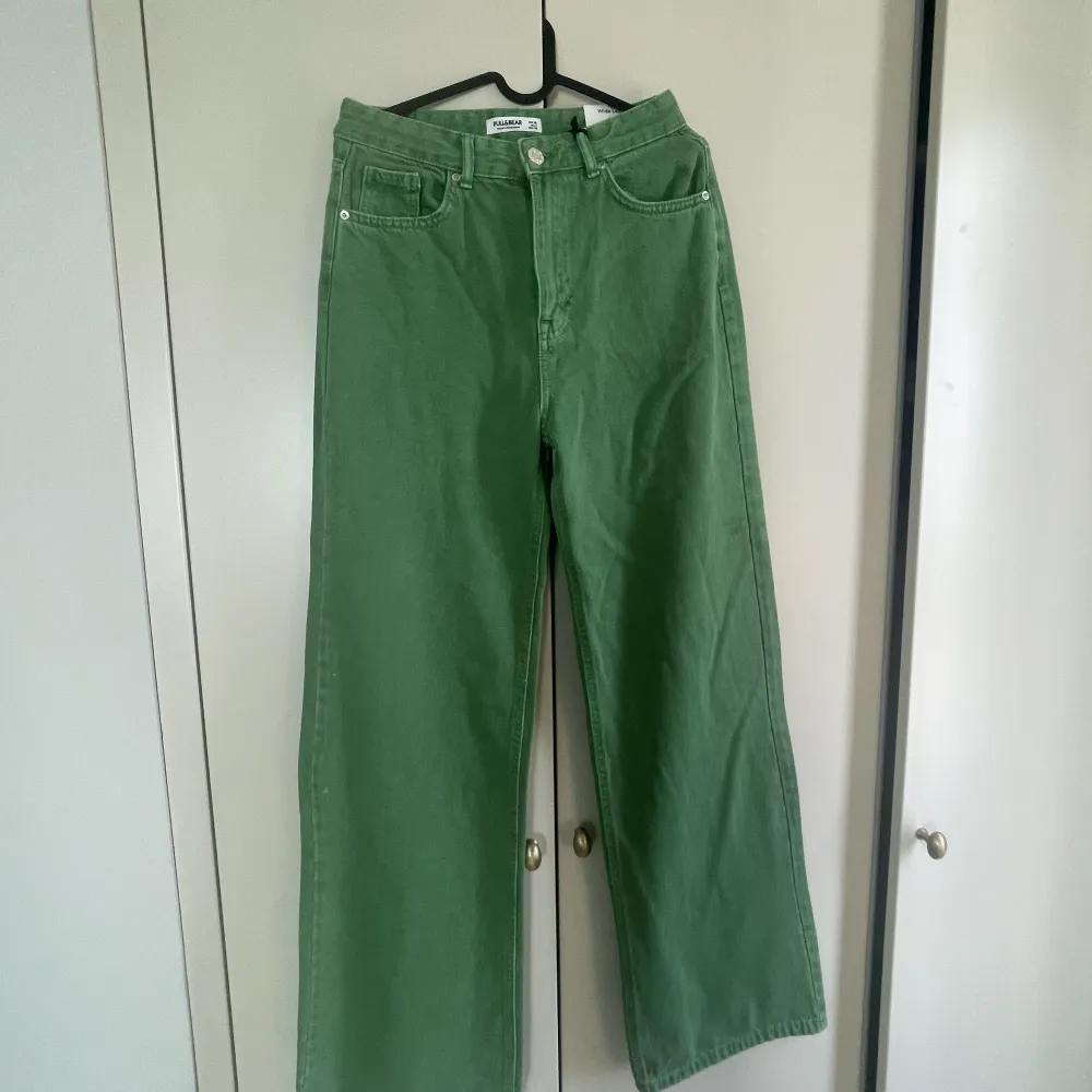 Brand new green wide leg jeans . Jeans & Byxor.