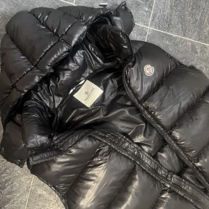 Moncler väst - Helt ny. Lapp finns kvar