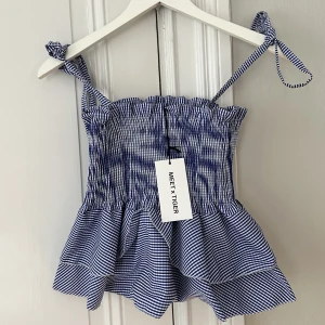 Randig topp - Säljer denna jättefina topp från meet me there, perfekt till sommaren. Den är aldrig använd och har lappen kvar.