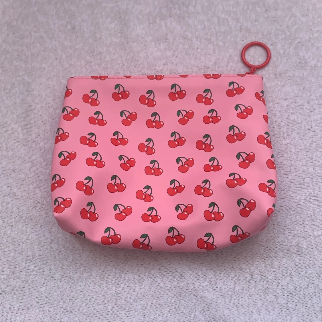 Liten sminkväska med körsbär