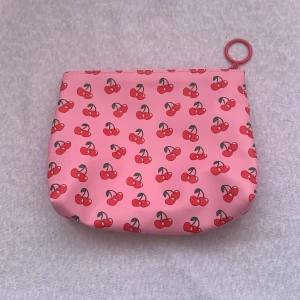 Liten sminkväska med körsbär  - Jättegullig! 