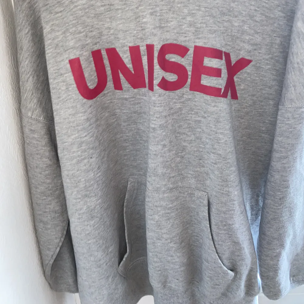 Säljer en grå mysig lång hoodie med rosa tryck på. De finns även luva på. Från Bikbok. Storlek Xs/  S💕. Hoodies.