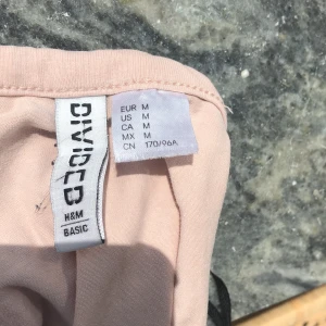 Rosa magtröja  - Jag säljer denna ljus rosa magtröja för att den är lite förliten och inte min stil länge.🤭 Köpt på h&m för 35 kr på rea därför säljer jag den för 10 kr!Inga täcken på slitage Stl M, men passar ändå mig som är i xs/s. Beror på hur man vill att den sitter.🤗