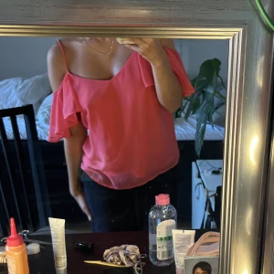 Blus  - Jätte fin blus från Nelly❤️säljer den pågrund av att jag tycker inte den passar mig, lite stor i storleken🌸 ser ut som ny🥰 skriv om ni har någon fundering💓