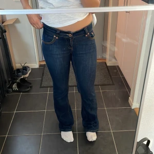 Marinblå jeans  - Aldrig använda!!! Sjukt snygga verkligen men lite för små för mig. 