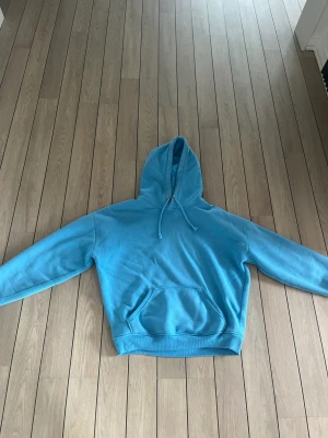 Hoodie  - Blå Hoodie från bikbok 