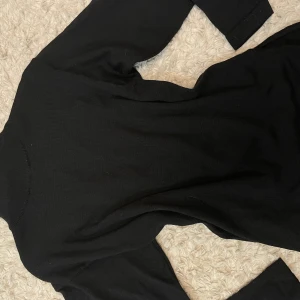 Svart turtleneck  - En svart turtleneck helt oanvänd 😊i storlek s, skriv om fler frågor💗
