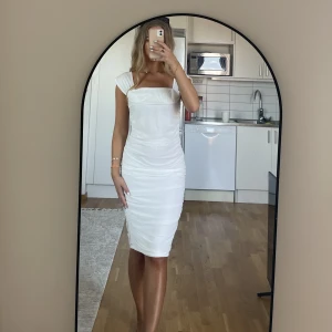 Studentklänning  - Vit festklänning från Bohoo storlek S, bandet kan både vikas in eller träs runt halsen, inte alls genomskinlig 