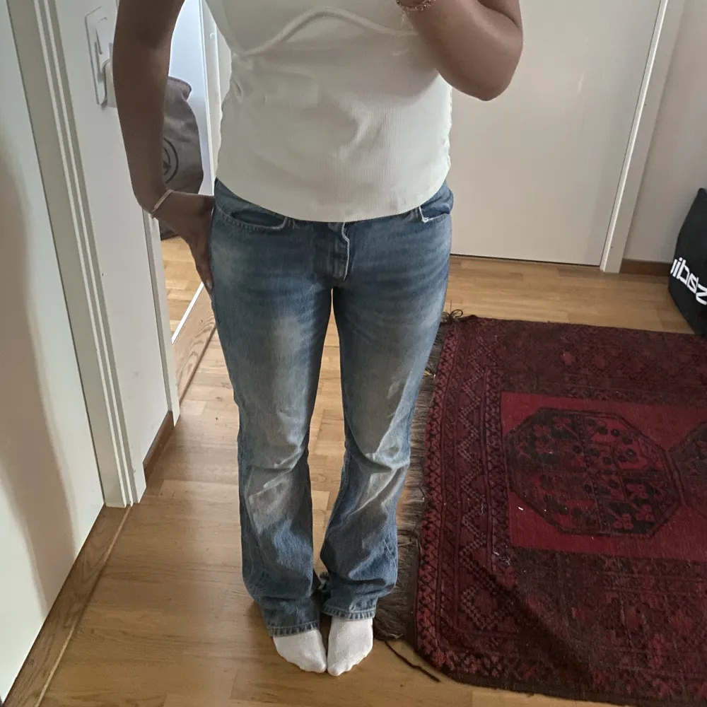 Ett par blåa zara bootcut jeans midwaist/lågmidjat💕💕 (första bilden är inte jeansen men liknande). Jeans & Byxor.