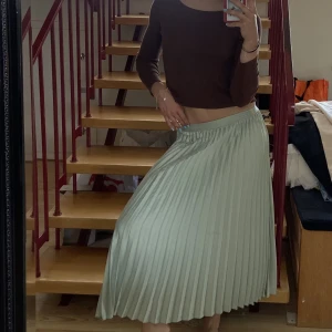 Plisserad sommarkjol - Hej!   En plisserad mintgrön kjol, sitter superbra low waist!❤️  Rensar garderoben och säljer ut en massa kläder! Samfraktar gärna, priset är diskuterbart vid snabb affär!❤️