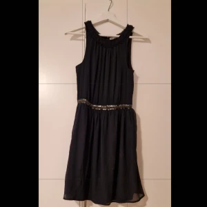 Klänning  - Mörkblå klänning, nästan aldrig använd.