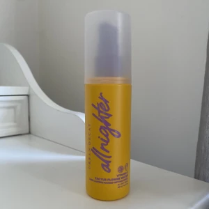 Urban Decay All Nighter Vitamin C Settingspray  - Säljer denna på grund att jag ej gillade den. Den är använd ca 3 ggr så mycket kvar (118 ml)! Köptes för 380 kr.