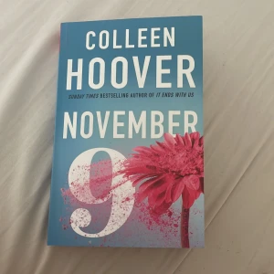 November 9 - Colleen Hoover - Litet märke på ryggen. Original pris: 170. OBS: DEN ÄR PÅ ENGELSKA. Köpare står för frakt!  