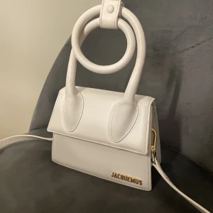  Jacquemus le chiquito noeud white - Köpt från net-o-porter. Väskan kostar ca 8000kr som ny. Har mindre synliga tecken på att det varit i bruk. Syns lite mer då väskan är vit. Finns lite rivmärken och missfärgningar men inget som syns på långt håll. Det är även saker man kan fixa. 