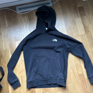 The north face hoodie - Tja tja säljer denna svarta TNF hoodien i storlek M. Som ni ser har den ett hål på armen,