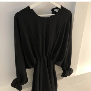 Klänning - Ifrån Chiquelle. Säljer då jag har många klänningar och denna ej kommer till användning!!