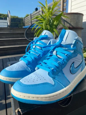 WMNS AIR JORDAN 1 MID SE - Nyskick används vid några få tillfällen nypris 1900 ovanlig med en snygg färg köpta på JD sports Mall och Scandinavia nyligen äkta .. Innermått 24 