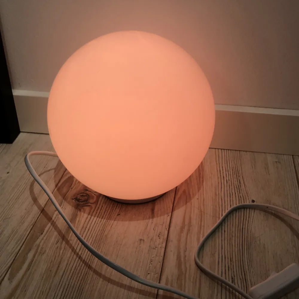 En stark lampa som kan lysa i alla färger plus blinka alla färger eller bara blinka vitt. Den har en dosa där man når lampan ungefär 5m. Övrigt.