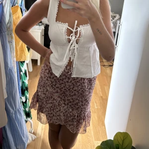 Blommig kjol  - Fin blommig kjol! Använd fåtal gånger 