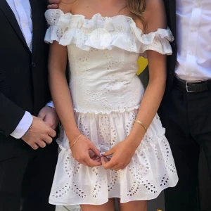 Klänning - Säljer denna fina vita klänningen från zara. Endast använd en gång och i mycket bra skick. Finns inte att köpa på zara längre 