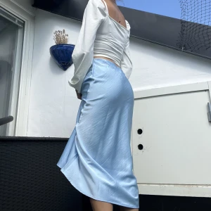 Blå långkjol från YAS - Jag säljer min helt nya kjol eftersom den va lite för stor på mig. Den passar dig som är s/m✨👸🏽