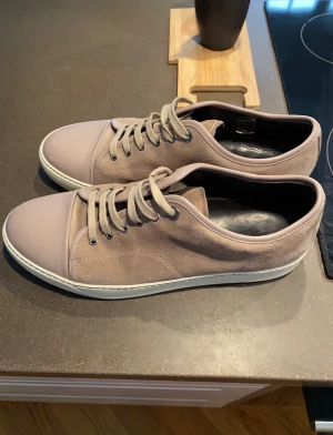 Lanvin skor - Säljer dessa beiga sjukt fräscha lanvin skor (matta) i väldigt fint skick, använda fåtal gånger. Storlek 9, passar 44. Endast skorna medföljer! Pris 2600kr