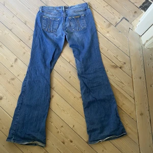 Lågmidjade jeans - Galet snygga lågmidjade bootcutjeans som sitter så smickrande på💞Märket fornarina. Bra skick bortsett från en liten färgfläck på framsidan (syns knappt, se sista bilden). Storlek som en M, skriv för mått/bilder❤️Kolla in mina andra jeans! 
