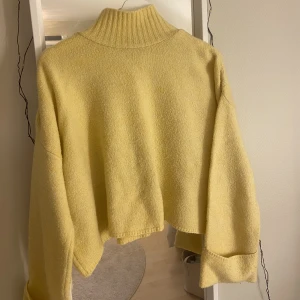 Gul tröja💛 - Fin tröja, liten fläck på armen men annars mycket fint skick!💛