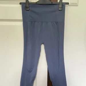 Blåa träningstights - Sköna tights att ha på sig, men använder dom aldrig så säljer ut dom, hög i midjan!