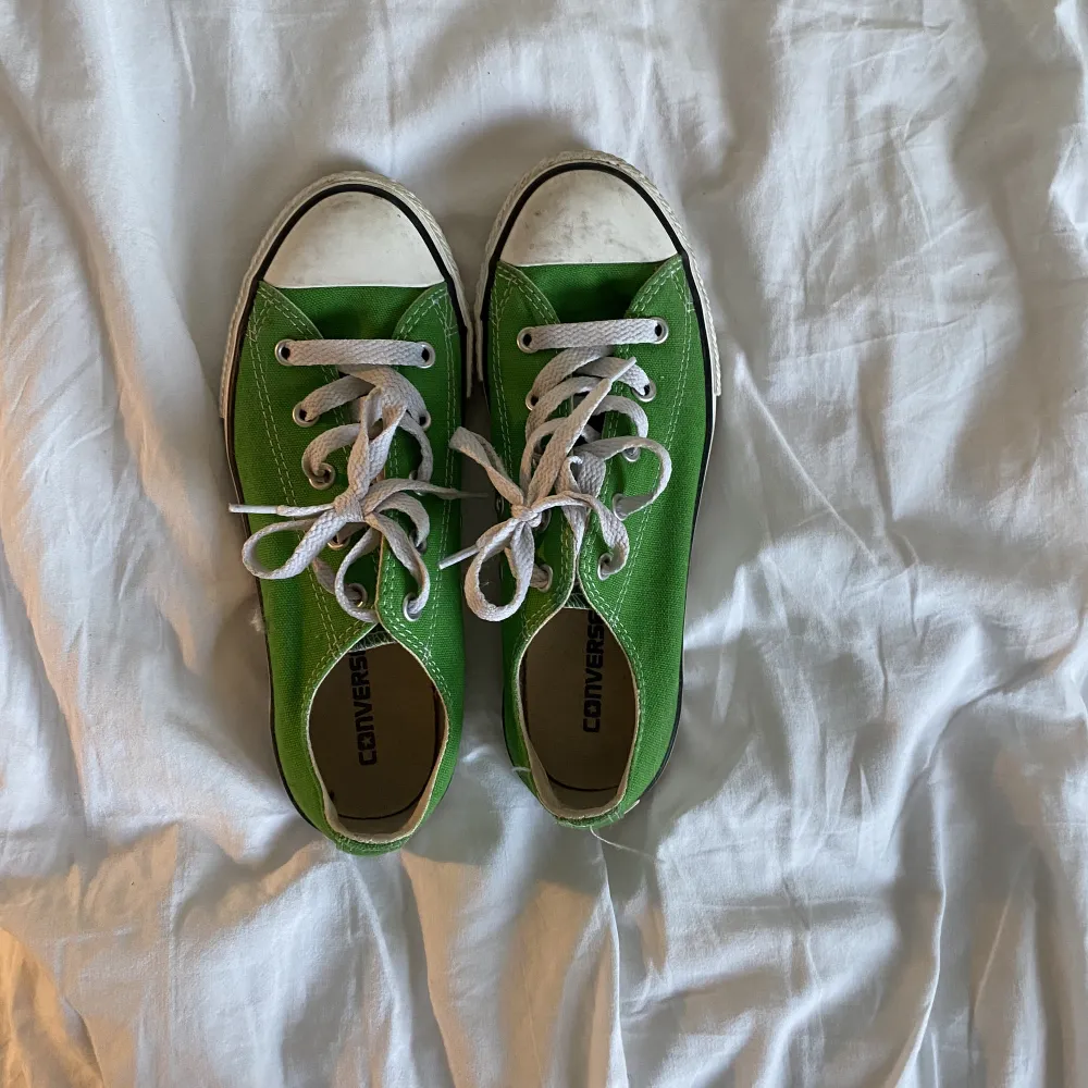 Coola o gröna converse. Använda ett par gånger. Bra kvalitet. En bra färgklick i outfiten! Skriv för fler bilder💋. Skor.